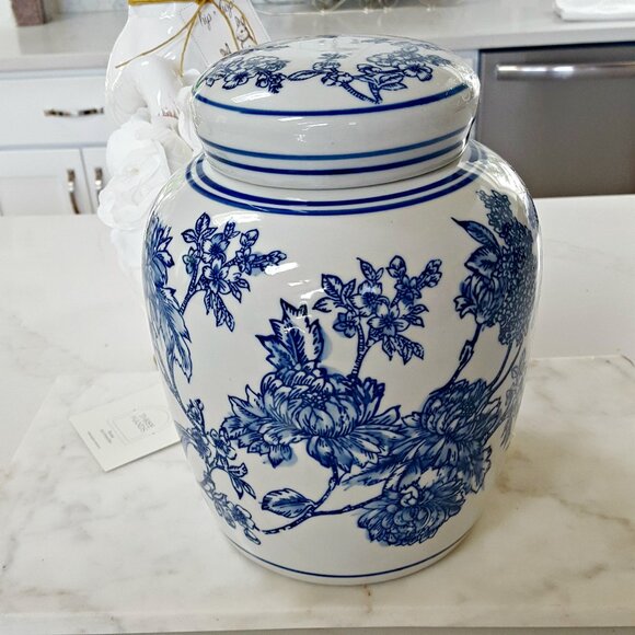 NEW! EXQUISITE CHINOISERIE Blue & White FLORAL COVERED JAR - Picture 3 of 5